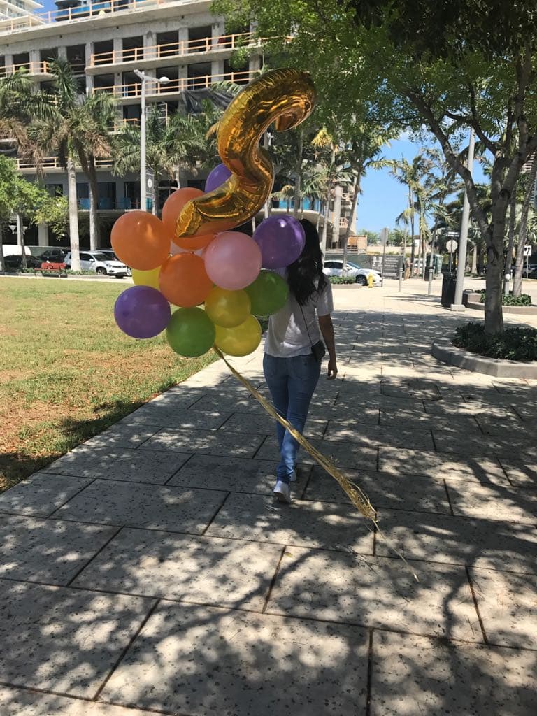Ana Patricia estaba muy entusiasmada y ya quería llegar a casa para que Giulietta viera los globos que le compró.