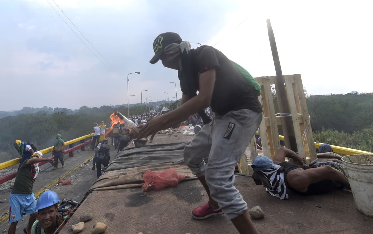 Algunos manifestantes han lanzado bombas molotov en el enfrentamiento en el puente Santander.