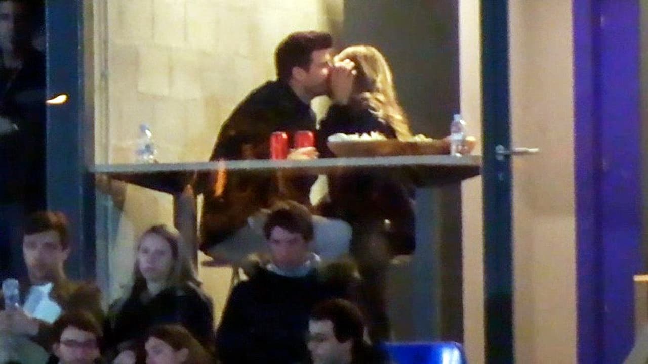 En un momento dado, el exfutbolista y la chica, con quien se presume 
<b><a href="https://www.univision.com/famosos/shakira-pique-infidelidades-detalles" target="_blank">le habría sido infiel a Shakira</a></b>, se dieron apasionados besos.
<br>