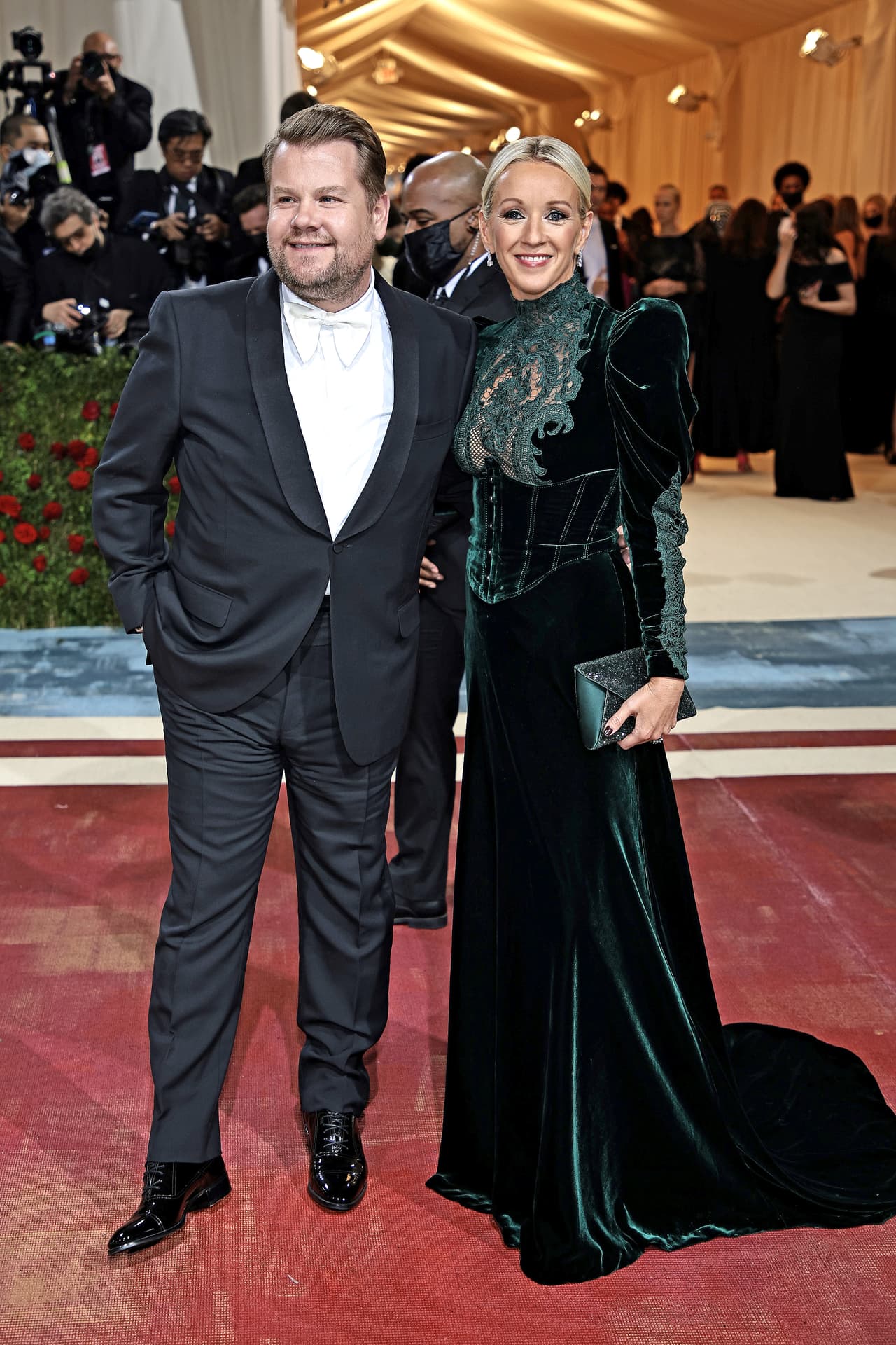 <b>James Corden y Julia Care</b>
<br>El presentador de televisión y su esposa desfilaron con gran elegancia por la Met Gala. Mientras que James portó un traje, Julia impactó con un vestido verde de terciopelo.