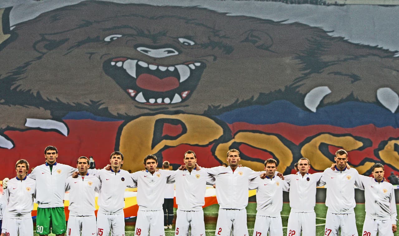 El oso es el animal representativo de Rusia y los aficionados rusos fabricaron un megatrapo para el Rusia-Inglaterra en Moscú rumbo a la Euro del 2008. Los ingleses perdieron y cayeron eliminados.