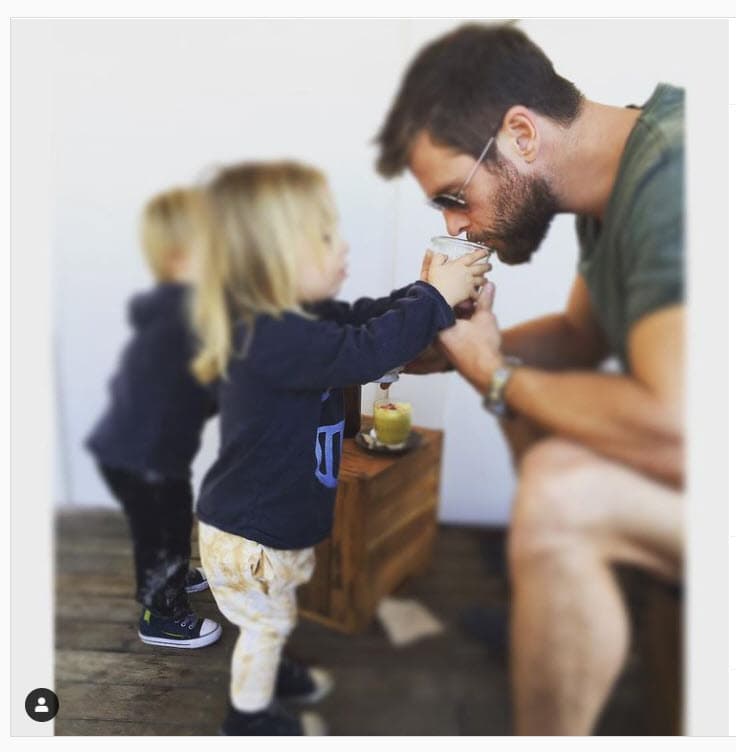 La pareja ha sido señalada porque sus tres retoños usan el cabello largo, pero la española reaccionó a los comentarios en su blog en 2018: "Tanto a Chris como a mí nos encanta que tengan el pelo largo, y no solo India, sino también los muchachos".