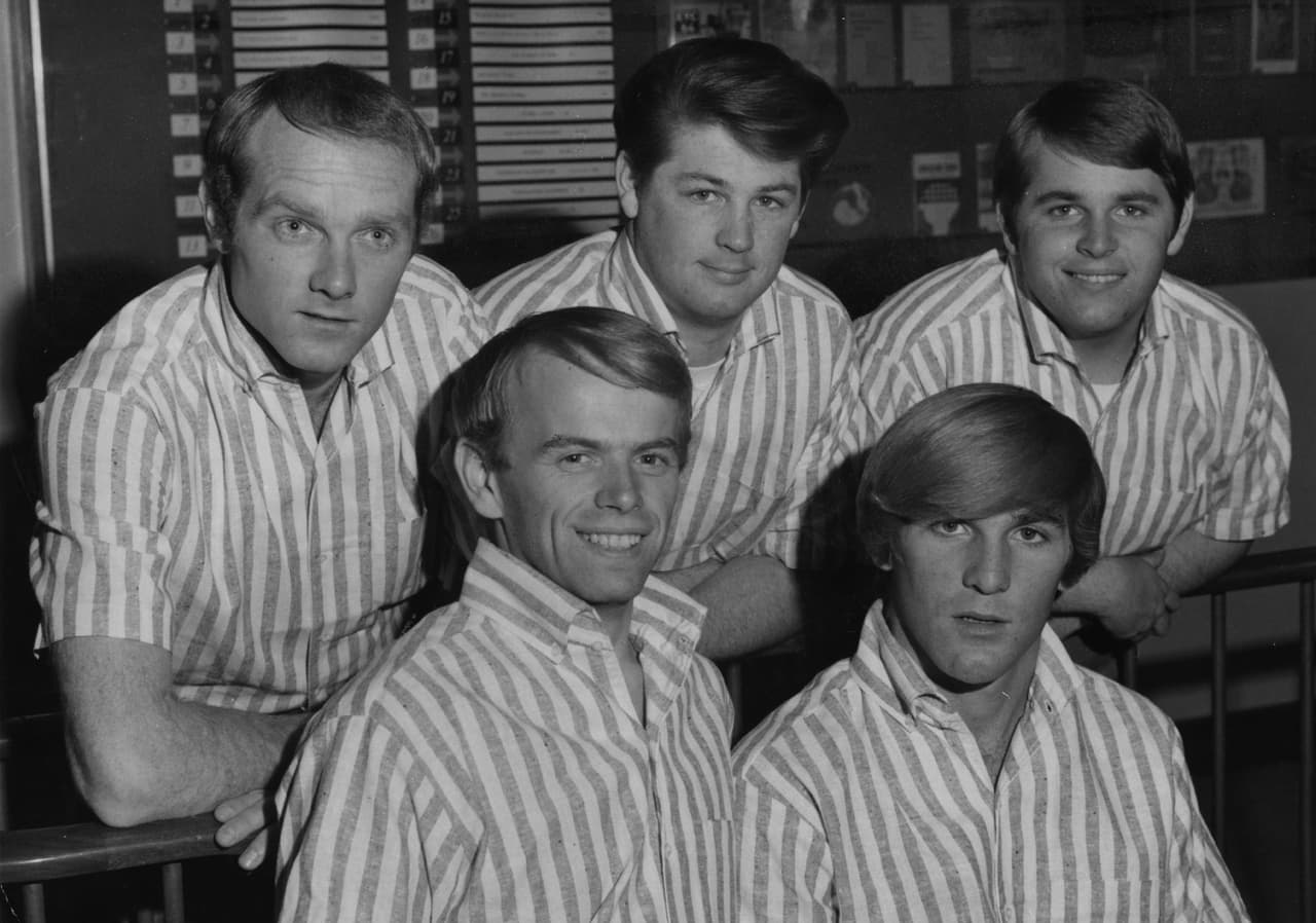<h2 class="cms-H2-H2">The Beach Boys</h2>
<br>
<br>Poco antes de que la banda cumpliera su aniversario número 60, los integrantes de The Beach Boys vendieron su catálogo (así como futuras producciones) a la empresa Iconic Music Group en febrero de 2021. 
<br>