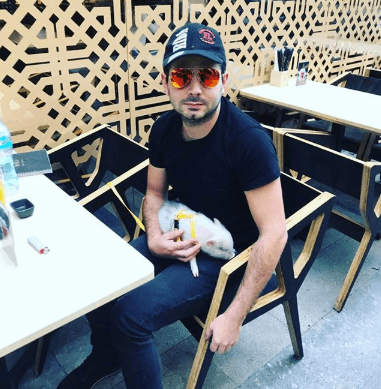 "Estaba con dos amigas. Yo vivía con mi mamá en ese entonces y chequé que ya estuviera dormida, así que le marqué a dos amigas para que fueran a mi casa", mencionó el actor de 'Cita a ciegas'.