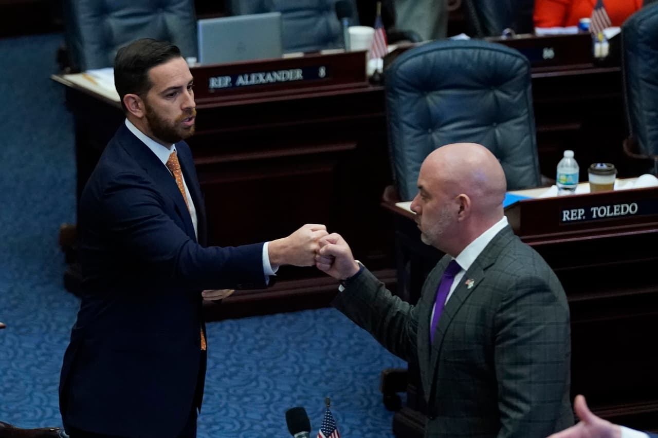 Los representantes Daniel Perez y Blaise Ingoglia celebraron la aprobación de la ley y el republicano Webster Barnaby comentó que traer a los inmigrantes a Florida, luego de cruzar ilegalmente la frontera con México, “es prácticamente una invasión.”