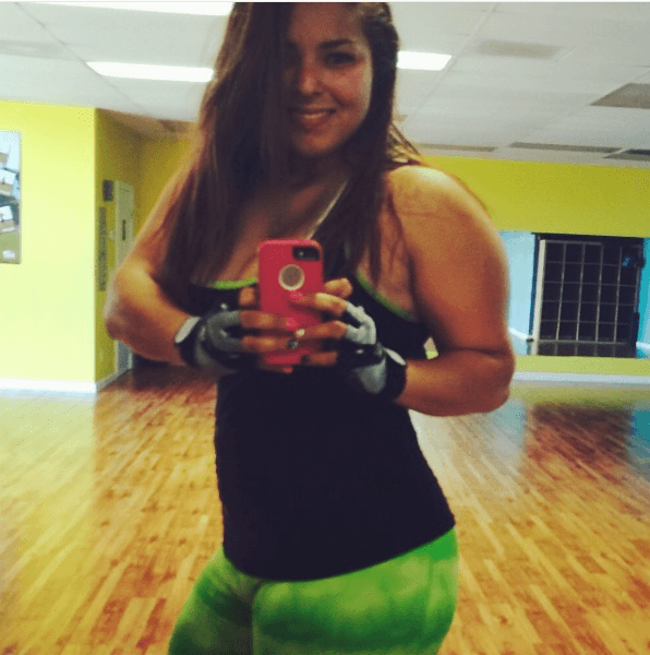 Vivian es una joven cantante de 25 años de edad.