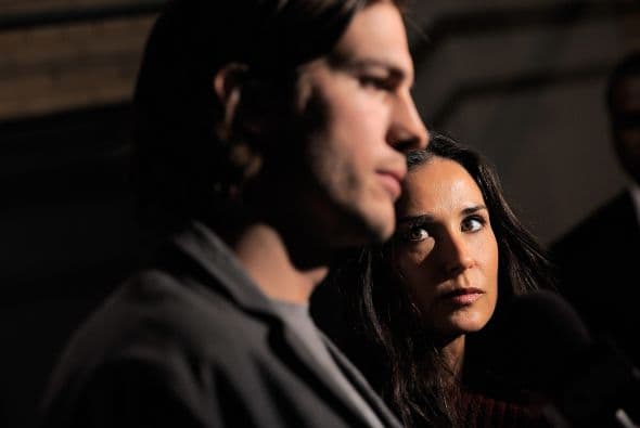 Durante sus 6 años de matrimonio, Demi Moore y Ashton Kutcher superaron
<b><a href="https://www.univision.com/entretenimiento/chismes/ashton-kutcher-le-habria-sido-infiel-a-demi-moore-durante-su-sexto-aniversario"> los frecuentes rumores de que él la engañaba con otras mujeres más jóvenes</a></b>. Pero, en noviembre de 2011, ella informó públicamente que había tomado la decisión de separarse.