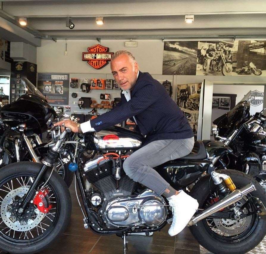 Desde siempre ha sido fanático de los grandes lujos, entre ellos las motocicletas.