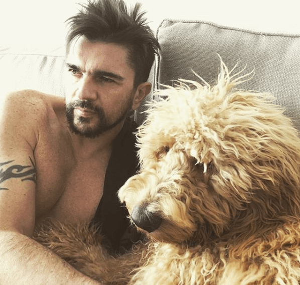 Juanes es otro de los artistas colombianos que disfruta de los perros y forman parte de su familia.