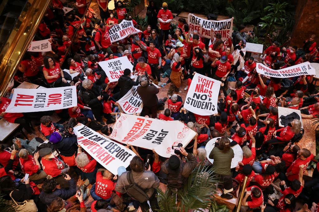 La manifestación se suma a una serie de protestas organizadas en diferentes partes de la ciudad y del país en apoyo a Khalil, incluyendo una concentración realizada el miércoles frente a un tribunal de Manhattan durante una audiencia sobre su caso.