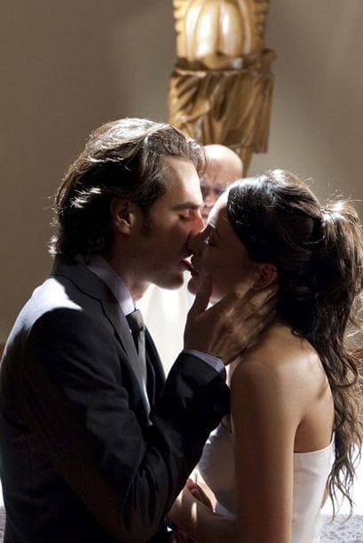 La pareja llegó al altar pese a todas sus complicaciones, pero luego de casarse, él murió, dejando desconsolada a 'Renata'.