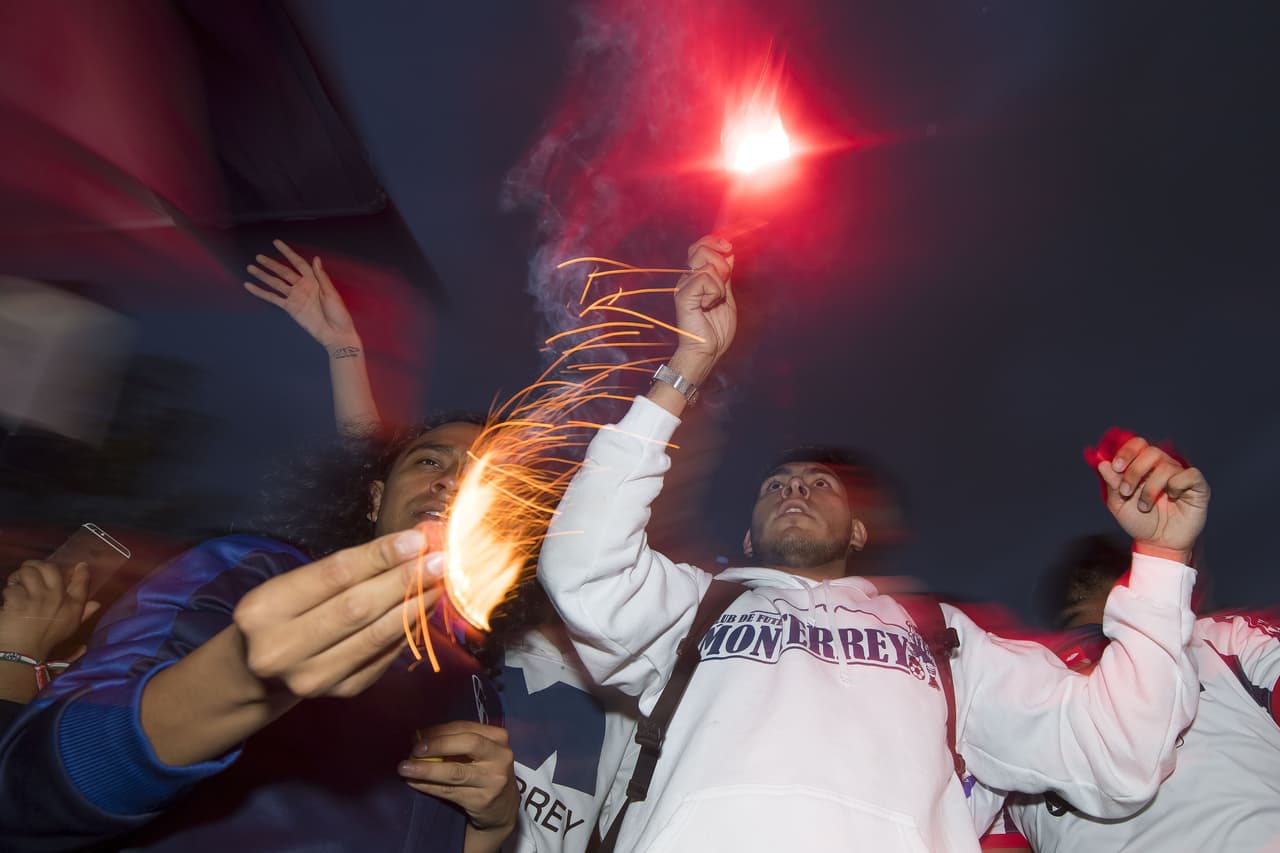 La afición de Rayados muestra confianza en su equipo y llega al Estadio con banderas, cánticos y bengalas.