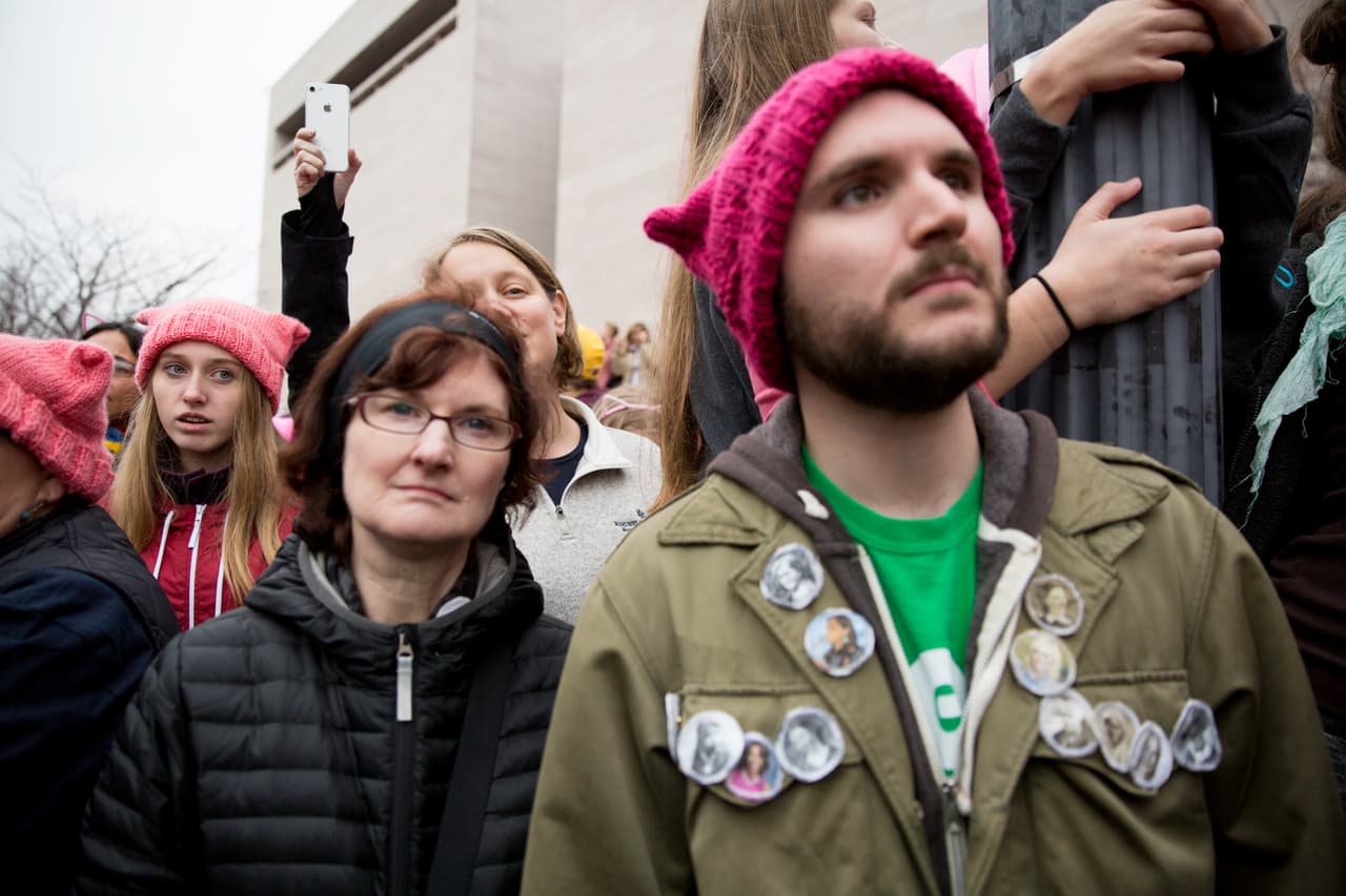 Ellos también vistieron sus 'pussyhats', que se volvieron característicos de la manifestación.
