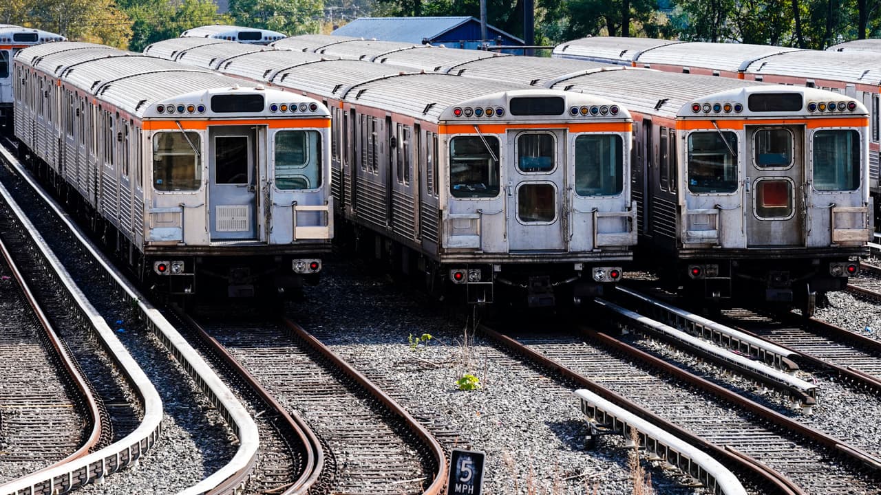Hallan muerto a un hombre debajo de un tren de SEPTA en Center City; investigan el caso