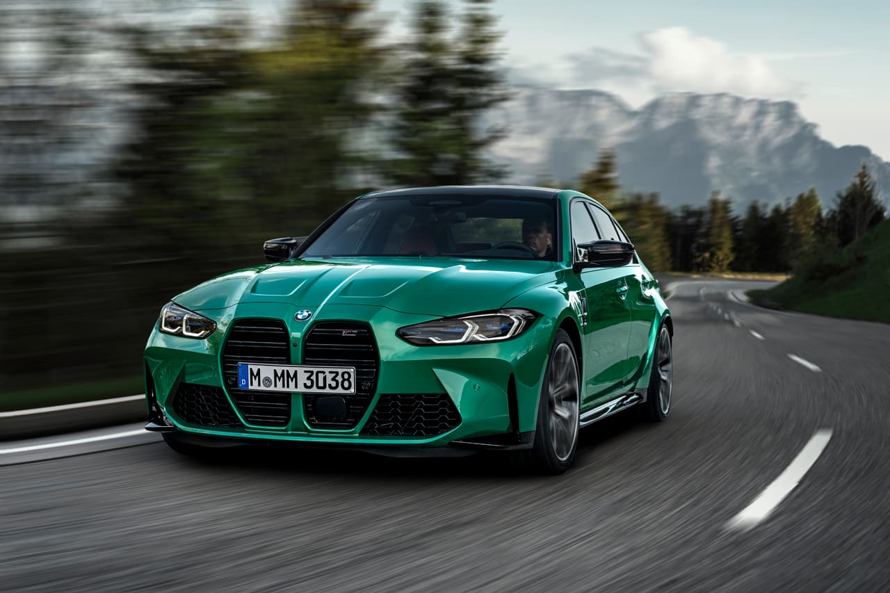 En esta su edición 2021, el BMW M3 se encuentra motivado por la versión más reciente de su motor S58, un bloque turboalimentado de seis cilindros en línea y 3.0 litros, capaz de producir 473 caballos de fuerza a 6,250 rpm y 406 lb-pie de torque entre las 2,650 y las 6,130 rpm.