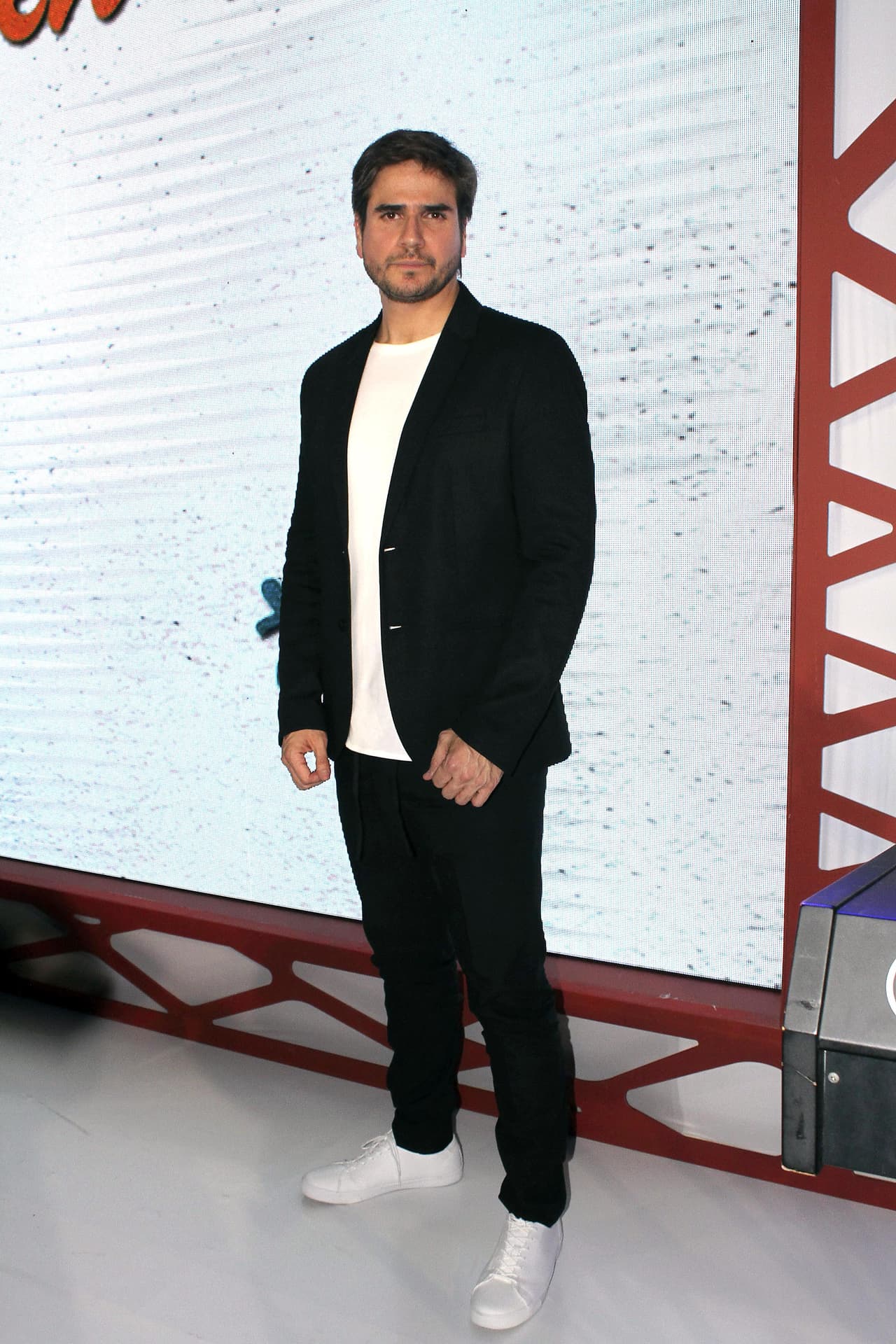 'Robert' descubrirá que sí tiene familia y ahí empezarán todos sus conflictos, pues su vida tranquila se verá esfumada y la emoción llegará a su vida. No te pierdas '
<b><a href="http://www.univision.com/novelas/mi-marido-tiene-familia">Mi marido tiene familia</a></b>' de lunes a viernes en punto de las 9pm/8c por Univision.