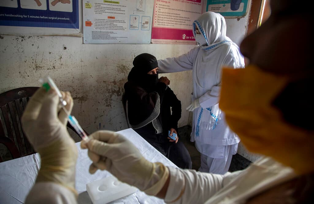 Pero a pesar de que las vacunas contra el covid-19 están llegando a estos remotos parajes del planeta, durante las últimas dos semanas se autorizaron menos de 2 millones de dosis de COVAX en total para ser enviadas a 92 países del mundo en desarrollo, la misma cantidad inyectada solo en Reino Unido, informó AP.