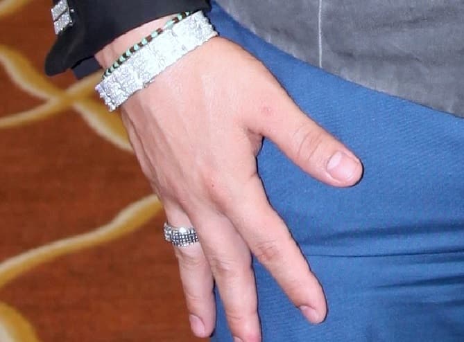 Las joyas son otra de sus debilidades, los anillos, pulseras también le encantan. Lo cierto es que se lo tiene muy bien merecido.