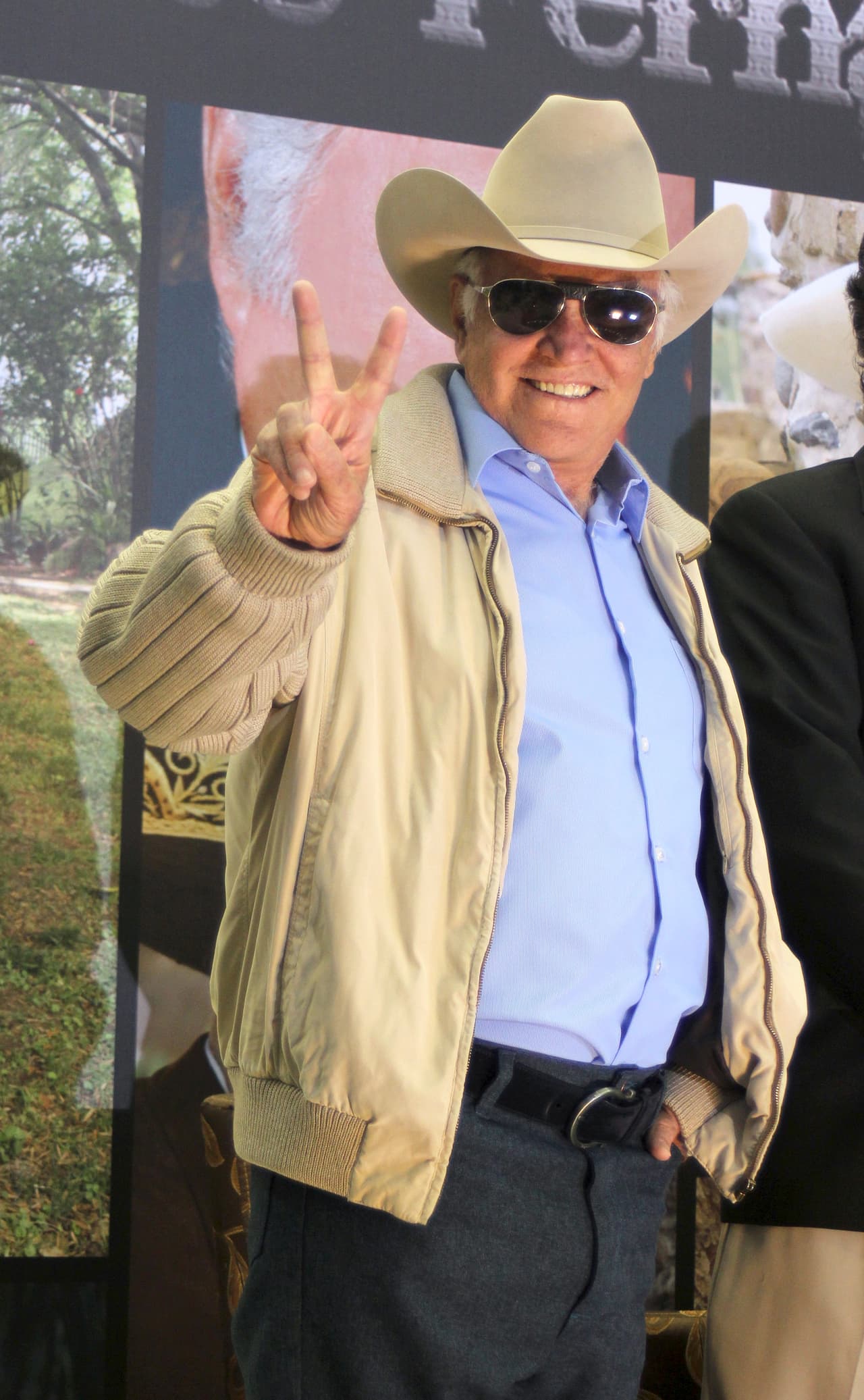 “Don Vicente Fernández continúa estable, más alerta y cooperador en la terapia de rehabilitación. Su esfuerzo respiratorio continúa siendo débil, por lo cuál requiere soporte en forma intermitente”, añaden los médicos que lo cuidan.