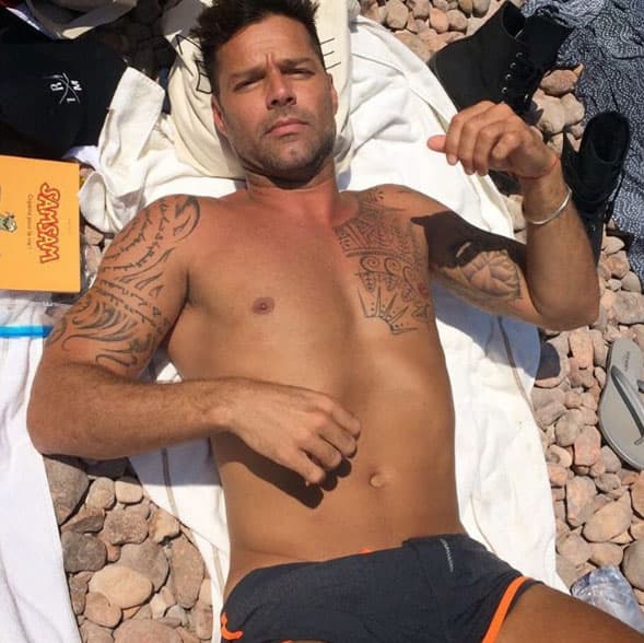 Nos deja ver sus múltiples tatuajes en brazos y pecho.