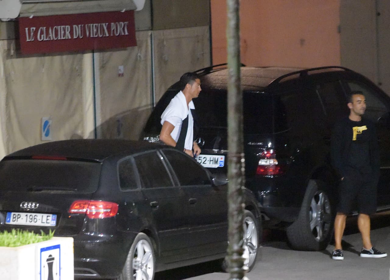 Por más que intentó esconderse tras un auto fue inevitable pillarlo en la movida.