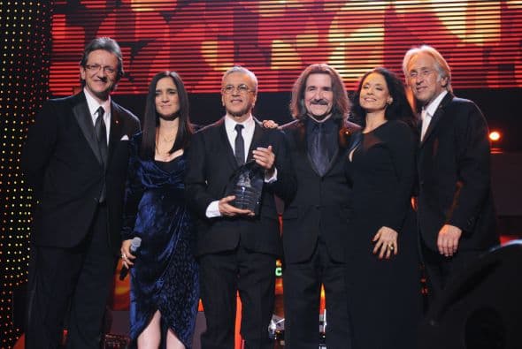 En esta fotografía: Gabriel Abaroa Jr., Julieta Venegas, Caetano Veloso, Luis Cobos, Sonia Braga y Neil Portnow.