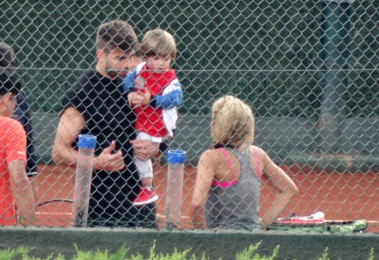 Piqué cargaba al nene mientras platicaba con la cantante.