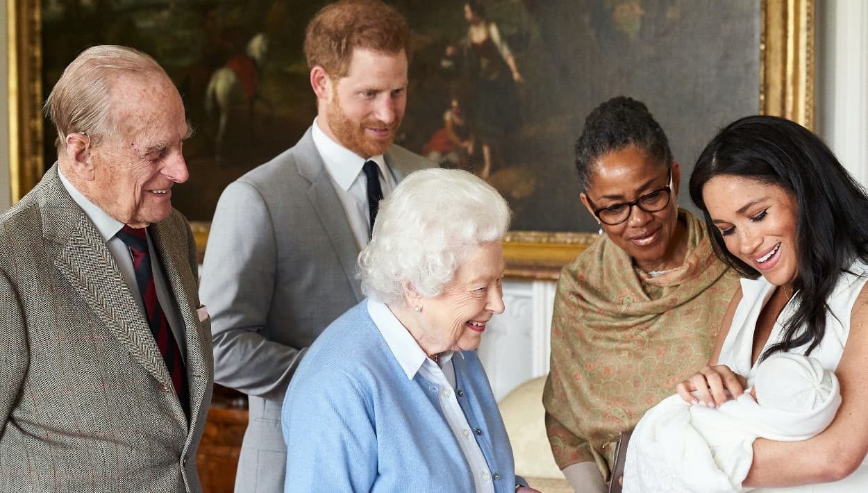 Según el nuevo capítulo del libro, cuyos extractos han sido publicados en la nueva edición impresa de la revista People, los Sussex creen que la reina ha asumido "poca responsabilidad" ante los señalamientos que plantearon en marzo pasado. 
<br>