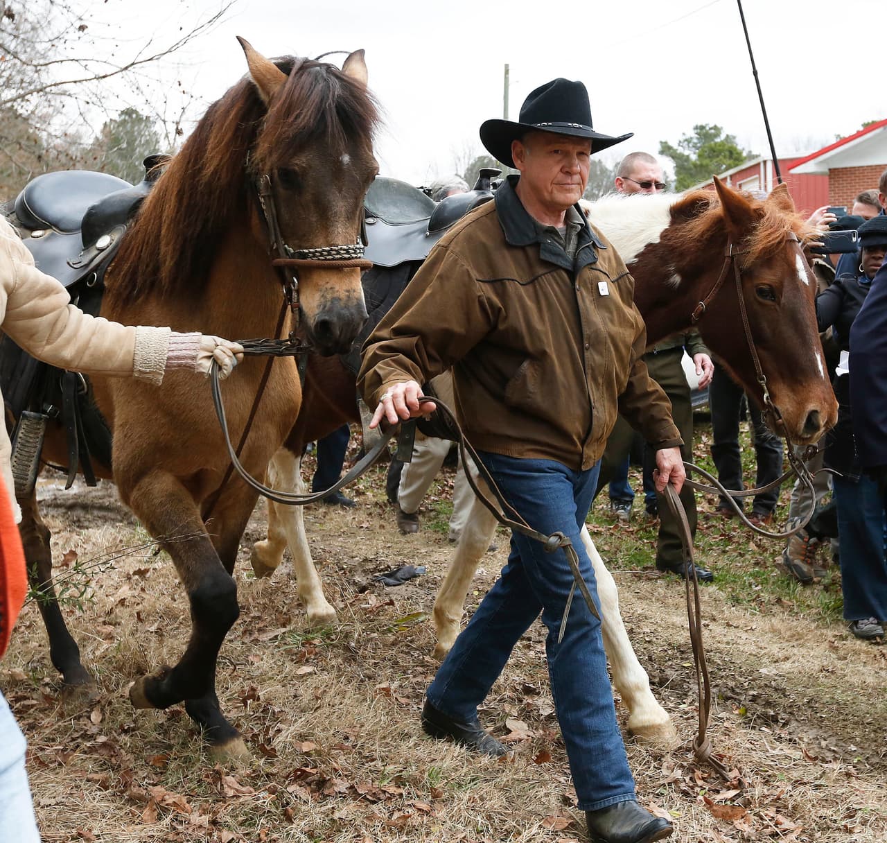 Roy Moore al llegar al centro de votación. Si el candidato republicano gana el escaño por Alabama podría ser expulsado por el Senado. A pesar de tener el apoyo de Trump, Roy Moore no cuenta con el Partido Republicano en su totalidad.