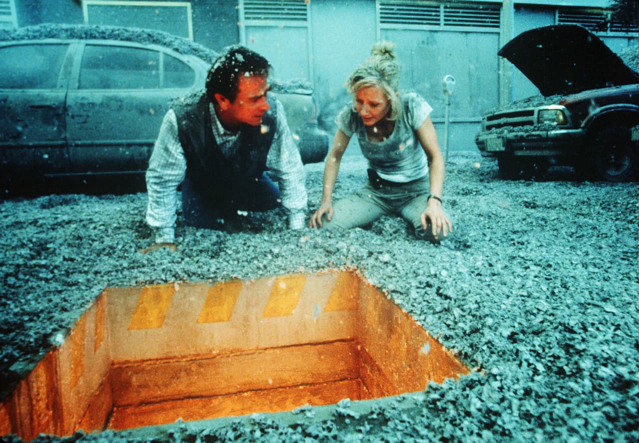 La película de ‘Volcano’ la estelarizan Tommy Lee Jones y Don Cheadle, y llegó dos meses después en abril a las salas de cine. Lo cual pudo haberle afectado a la hora de la taquilla porque recaudó 122.8 millones de dólares, mientras que la estelarizada por Brosnan ganó 178 millones.