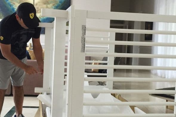 Su esposo armando la cuna, ¡qué emoción!