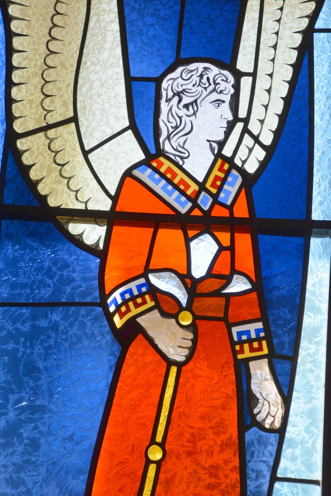 Se invoca al arcángel Gabriel para protegernos de cosas indeseables, cuando ansiamos tener paz, armonía y pureza. También para que nos manifieste su belleza y luz blanca para iluminar nuestras vidas y resplandecer nuestro corazón.