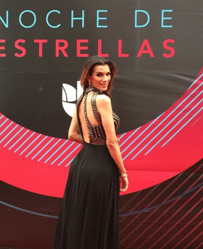 Cristy se sentía muy cómoda en este bello vestido que tenía un coqueto escote en la espalda.