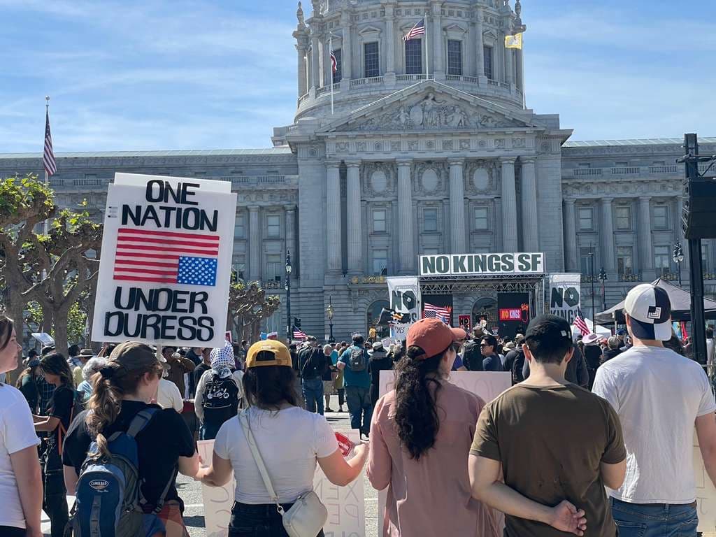 En Ocean Beach, asistentes formaron un mensaje humano gigante con la frase “TRUMP MUST GO NOW!” (Trump debe irse ya), seguido de unabandera de Estados Unidosy el texto “No ICE, No Wars, No Lies, No Kings”.