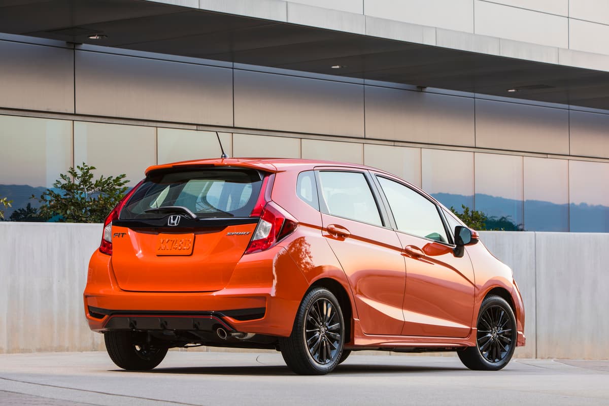 <b>Honda Fit 2019 (México)</b>
<br>Precio: desde 13,444 dólares 
<br>Motor: cuatro cilindros 1.5 litros, 130 hp
<br>Bolsas de aire: dos (frontales para conductor y copiloto)
<br>Asistencias: frenos de disco delanteros, traseros de tambor, ABS, sistema electrónico de distribución de frenado