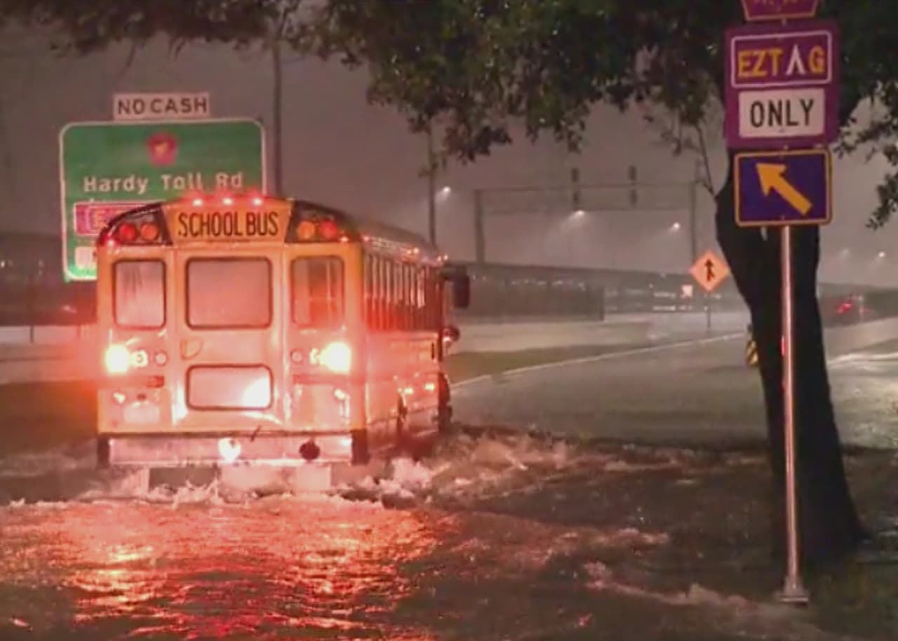 Un autobús escolar que transitaba por una vía con acumulación de agua, logra pasar sin contratiempos, cerca a un acceso del Hardy Toll Road.