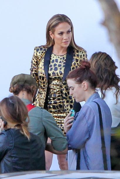 La hermosa Jennifer Lopez nos volvió a dejar con la boca abierta cuando decidió llegar con elegancia en un conjunto dorado con negro que la hacía lucir bella.