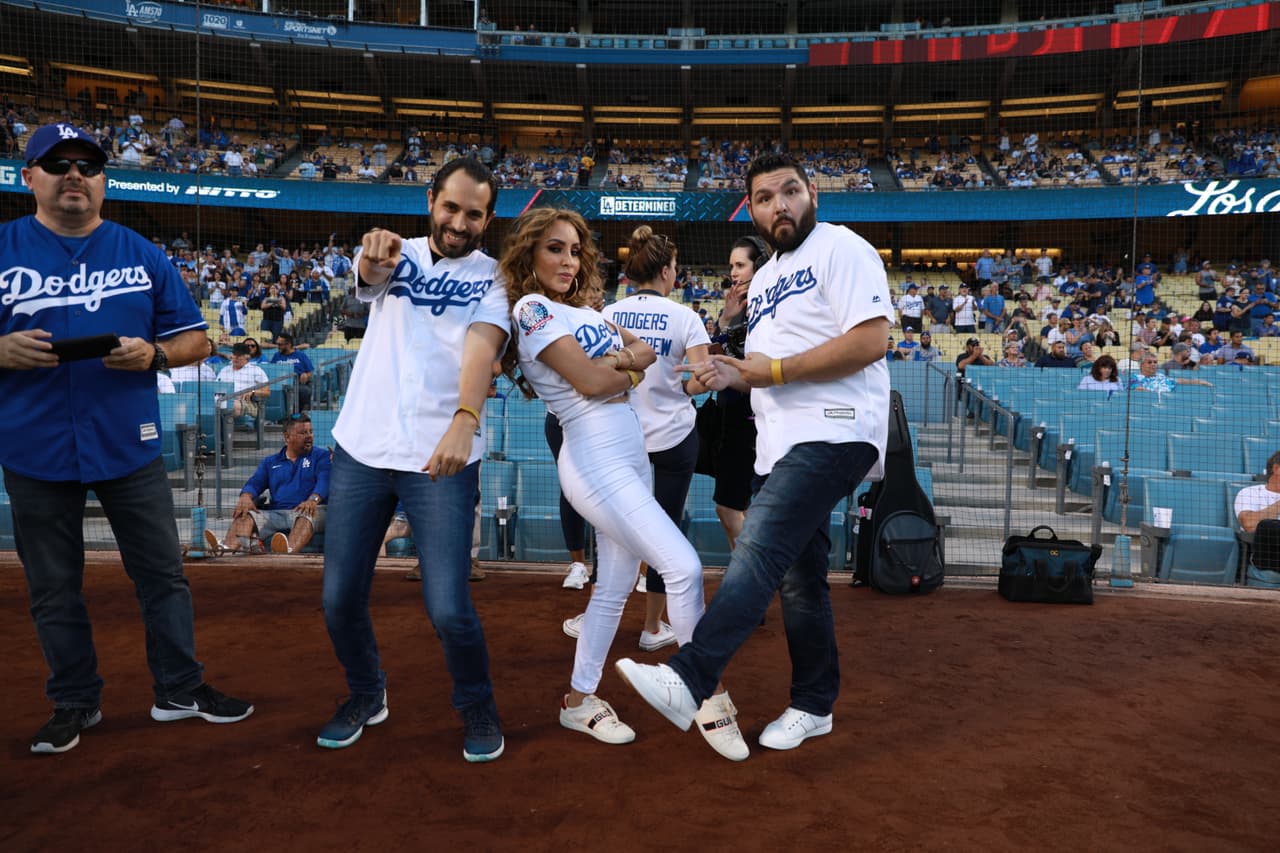 Aunque 
<b>El Compa Ivan</b> y 
<b>El Tambochi</b> también la acompañaron en la zona de lanzamiento.