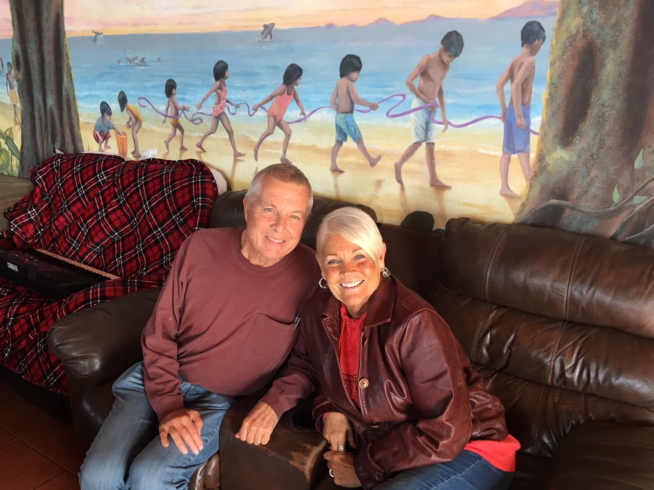 Connie y Tyler Youngkin llevaron hace nueve años ‘La Promesa’ a un viejo hotel en Playas de Tijuana. El lugar tiene ocho salones, una galería de arte, un comedor y una alberca techada.