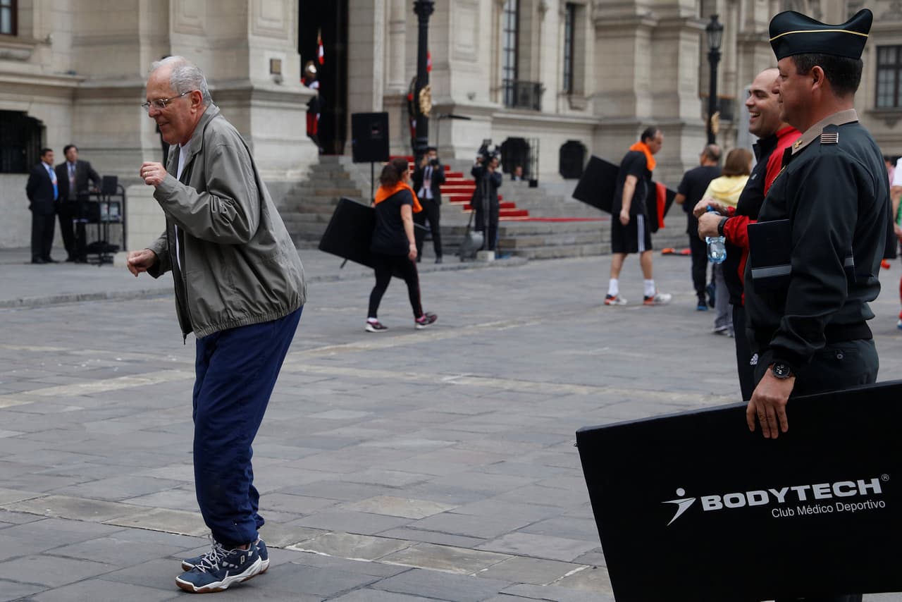 Con unos pasos de baile, así concluyó Kuzcynski su primera rutina en el Palacio de Gobierno.