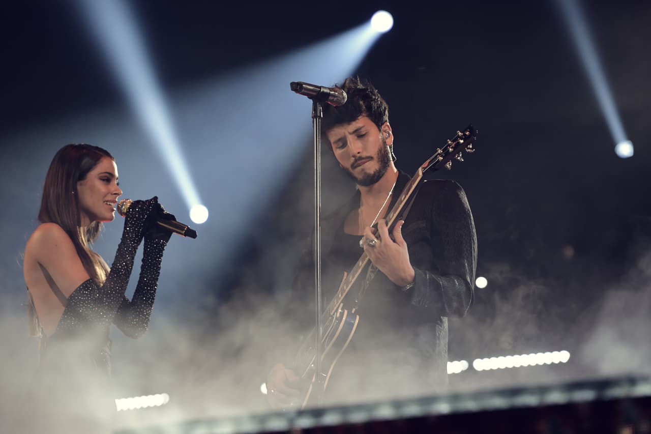 En medio del escenario rodeado con humo y con la cadencia de tres guitarras, la cantante argentina subió a la plataforma para acompañar al colombiano.
