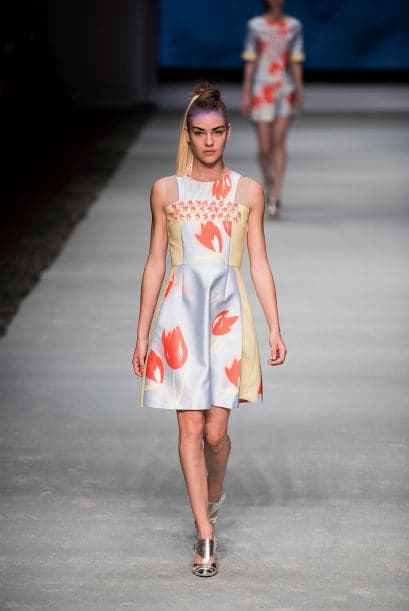 Y si eres un poco más arriesgada, algunas flores de gran tamaño sobre una base clara, son lo tuyo.