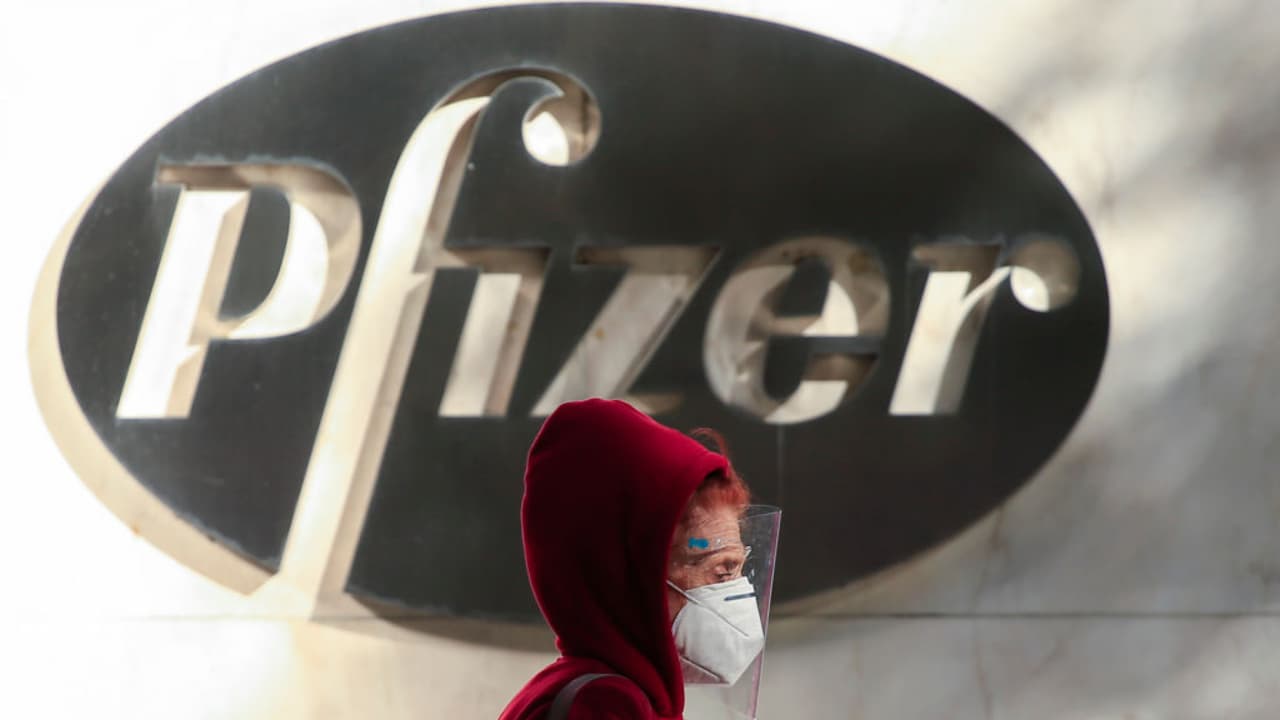 Panel de expertos en California revisa la vacuna Pfizer autorizada para uso de emergencia por la FDA