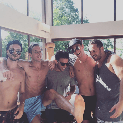 Estos muchachos son los grandes amores de Selena, o sea sus mejores amigos.