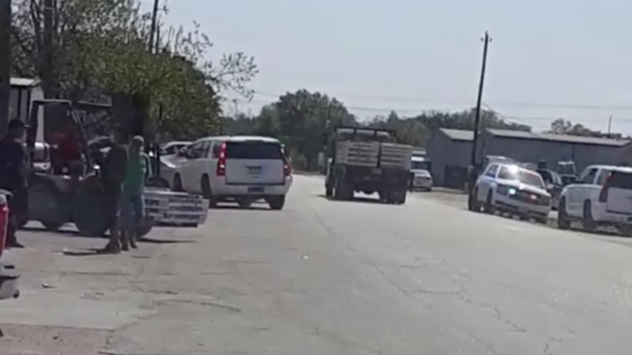 El Departamento de policía de Pearland y la Oficina del Sheriff del condado Harris.