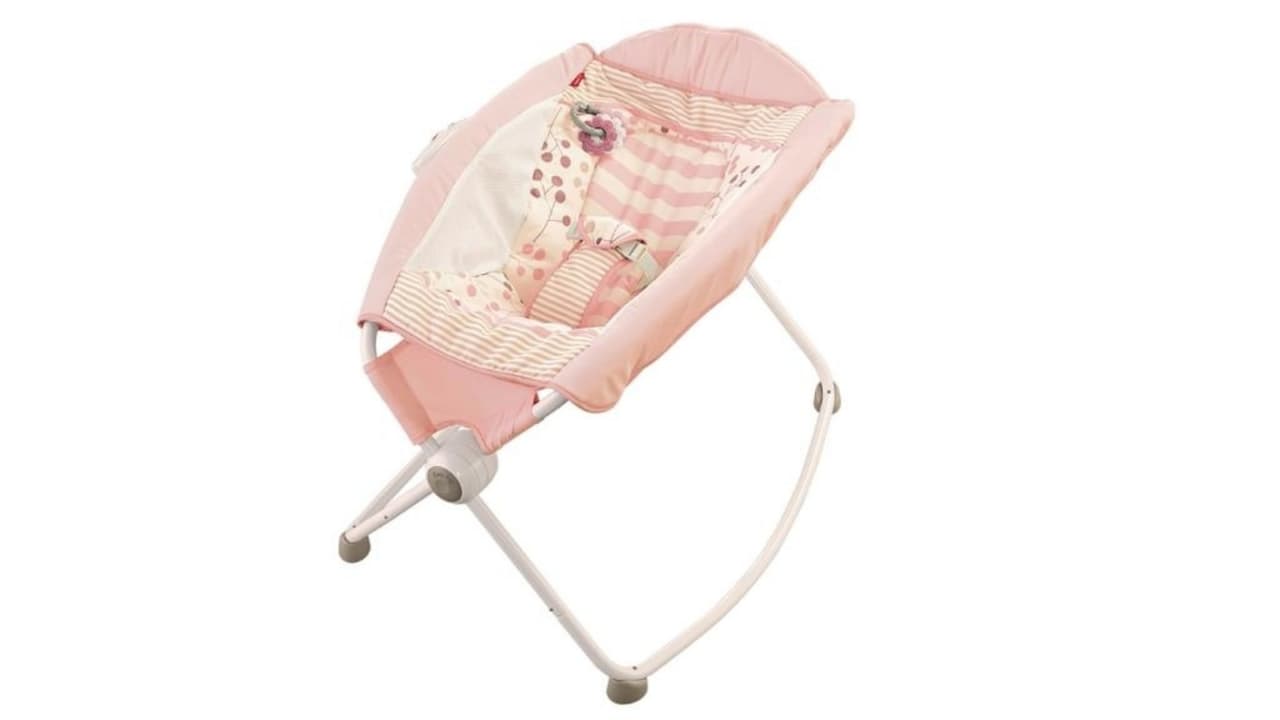 Muchos productos para dormir a los bebés que ves en las tiendas no son seguros: autoridades prohibirán su venta en 2022 