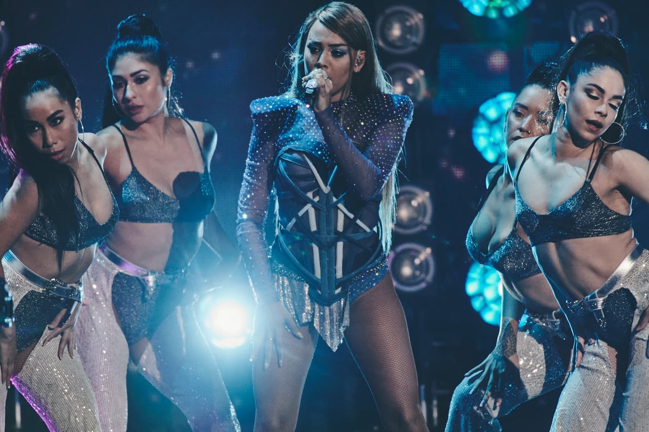 Aunque Danna Paola estaba en México y Sebastián Yatra en su natal Colombia, lograron grabar el videoclip de 'No bailes sola'.