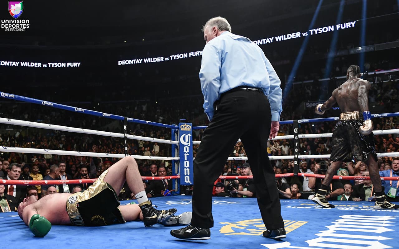 Tyson Fury y Deontay Wilder brindaron una pelea para la historia en el Staples Center de Los Ángeles. Wilder, monarca del CMB de peso completo, tiró en dos ocasiones al inglés, quien se levantó tras dominar la contienda con su elusivo boxeo. AL final, los jueces otorgaron un empate.