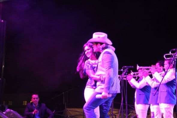 El Dasa revolucionó Phoenix con su voz y carisma, enloqueciendo a miles de fans que los esperaban ansiosas. El chulo causó furor con sus movimientos sexy y desafió seguridad para acercarse y bailar con sus consentidas.