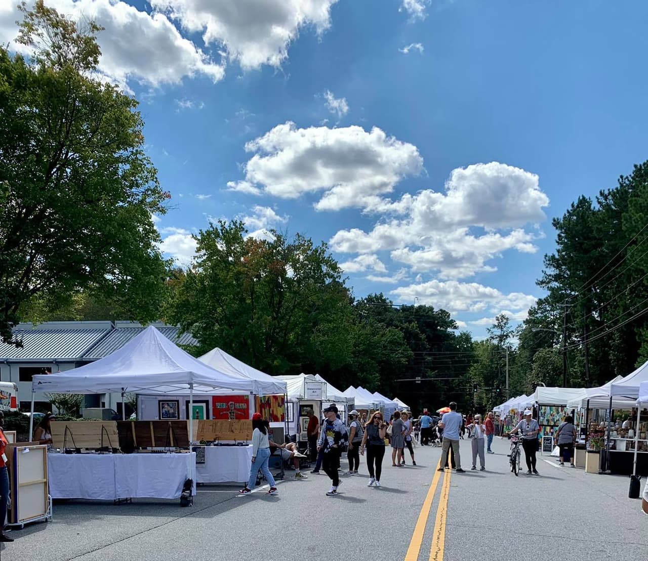 <b><a href="http://sandyspringsartsapalooza.com/">Sandy Springs Artsapalooza (17 de abril)</a></b>: Arte práctico, actuaciones acústicas, comida y 150 artistas.. ¿hay que decir más? La búsqueda de huevos de Pascua inicia también a las 2 p.m.